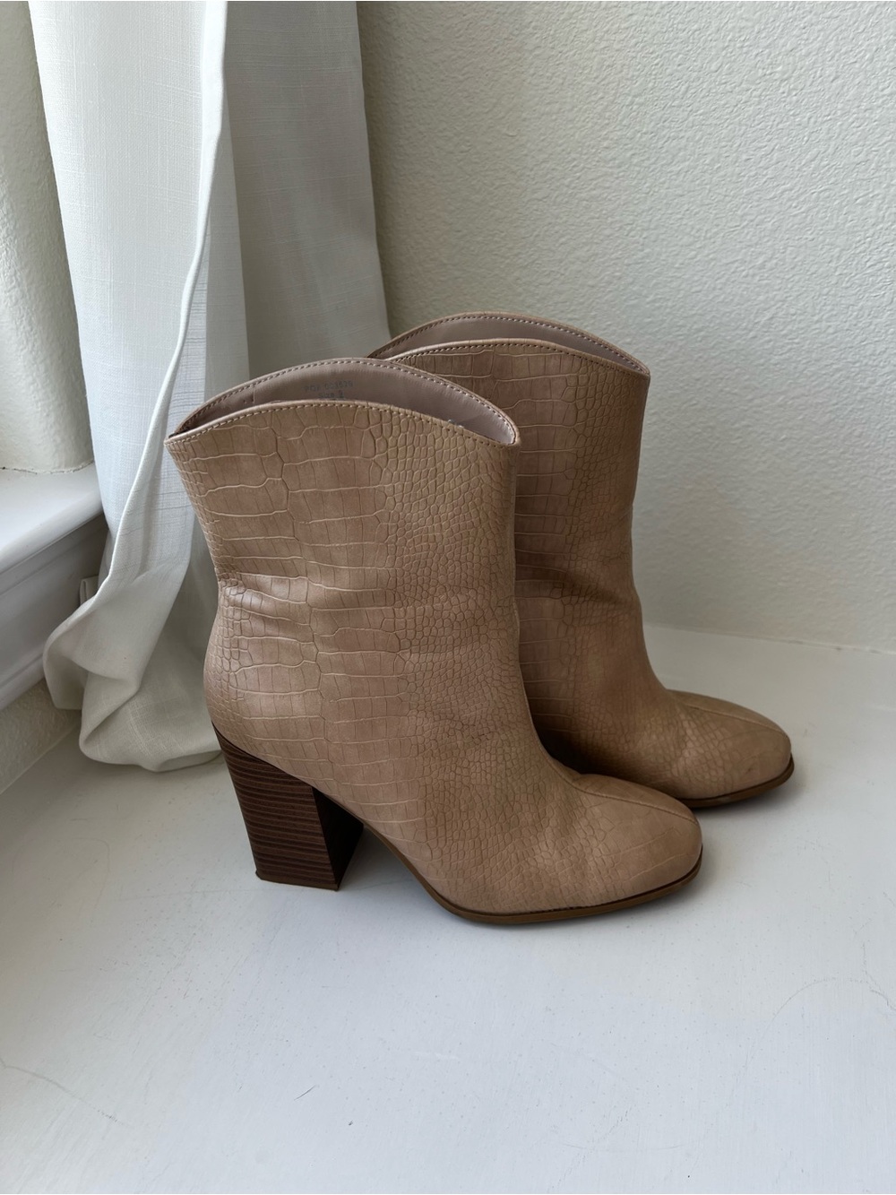Women's Tan Croc-Embossed Block Heel Ankle Boots